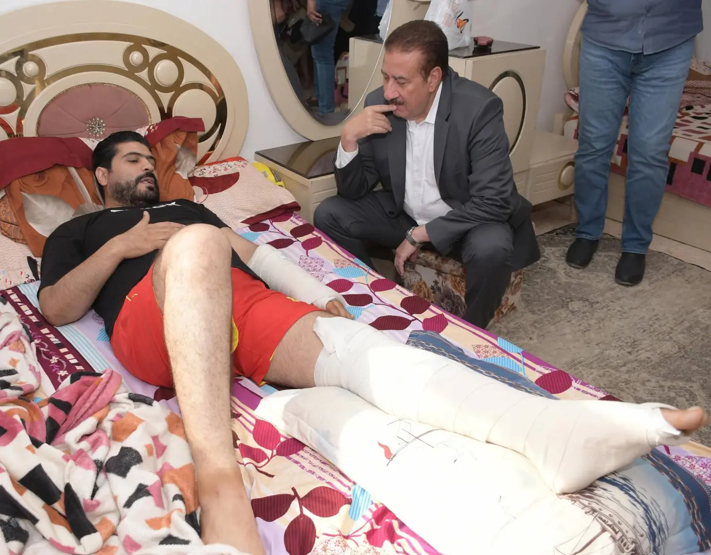 استغاثتهم وصلت للمحافظ.. أبوليمون يزور أسرة مصابي حادث سير بمنزلها