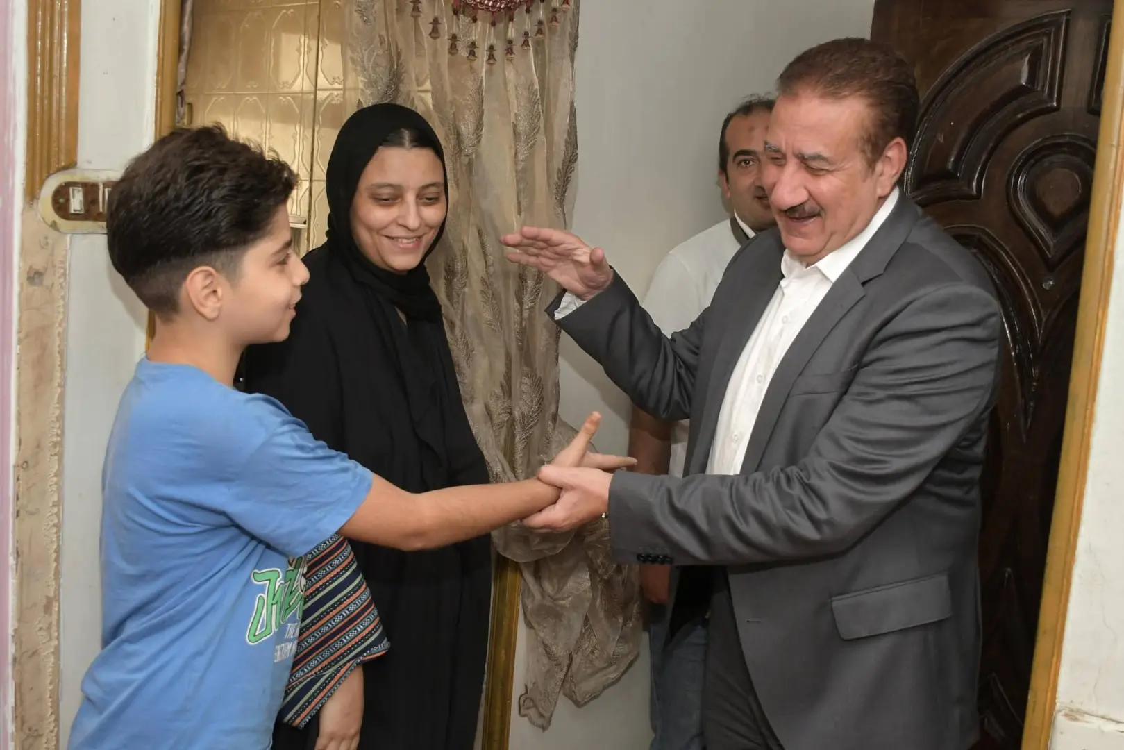 استغاثتهم وصلت للمحافظ.. أبوليمون يزور أسرة مصابي حادث سير بمنزلها