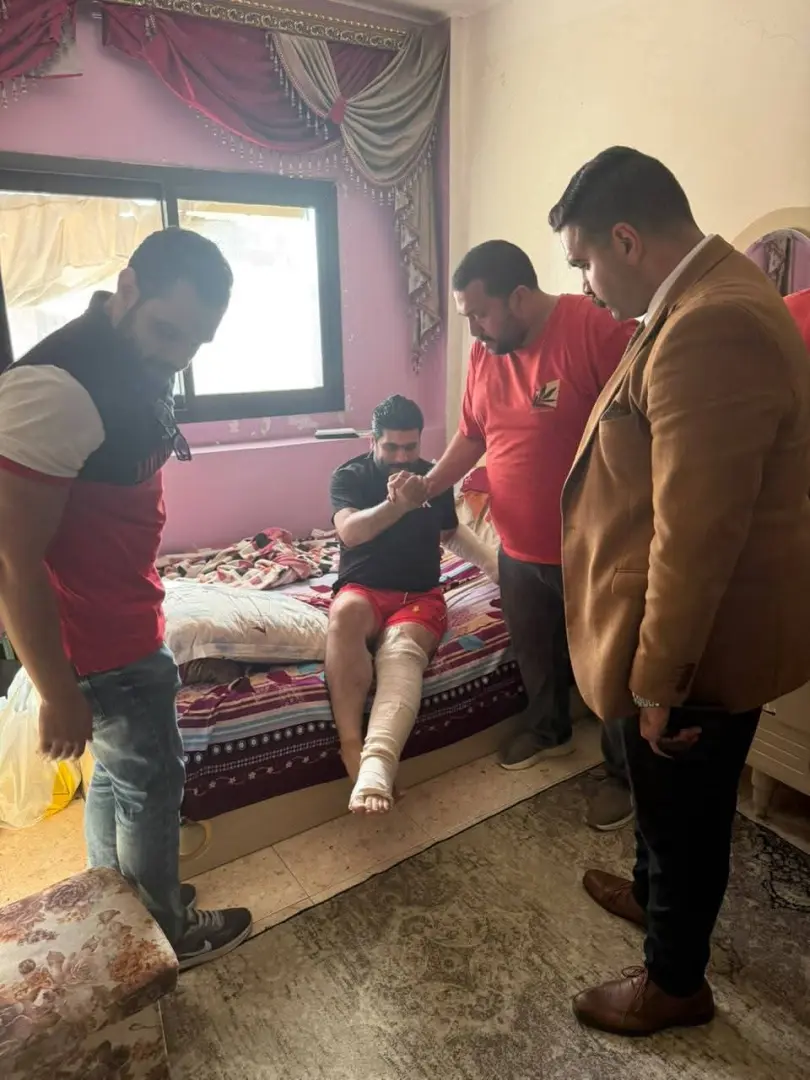 استغاثتهم وصلت للمحافظ.. أبوليمون يزور أسرة مصابي حادث سير بمنزلها