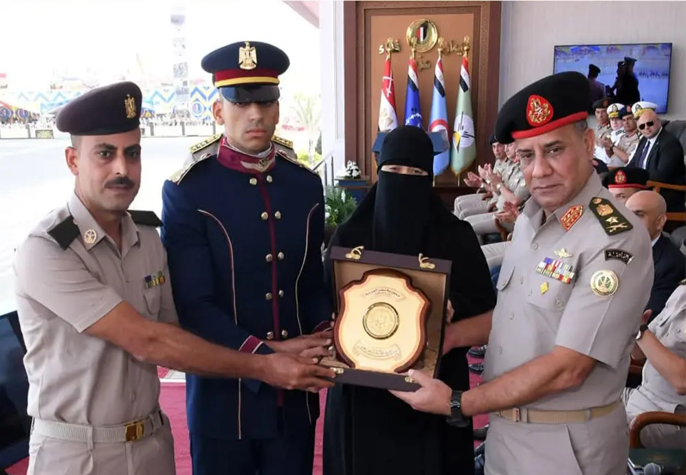 وزير الدفاع يشهد تخرج الدفعة 163 ضباط صف معلمين