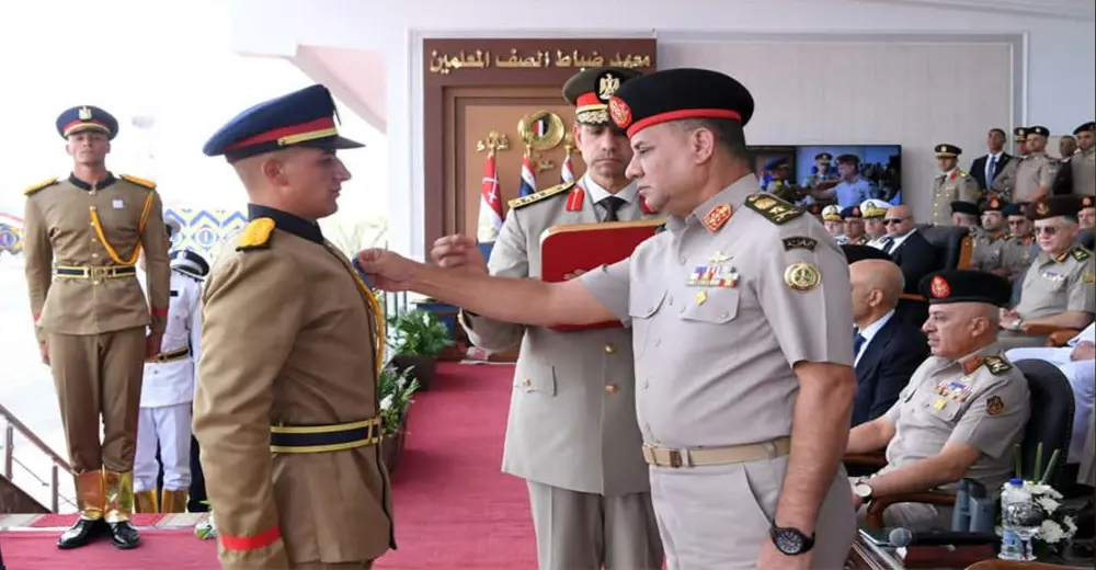 وزير الدفاع يشهد تخرج الدفعة 163 ضباط صف معلمين