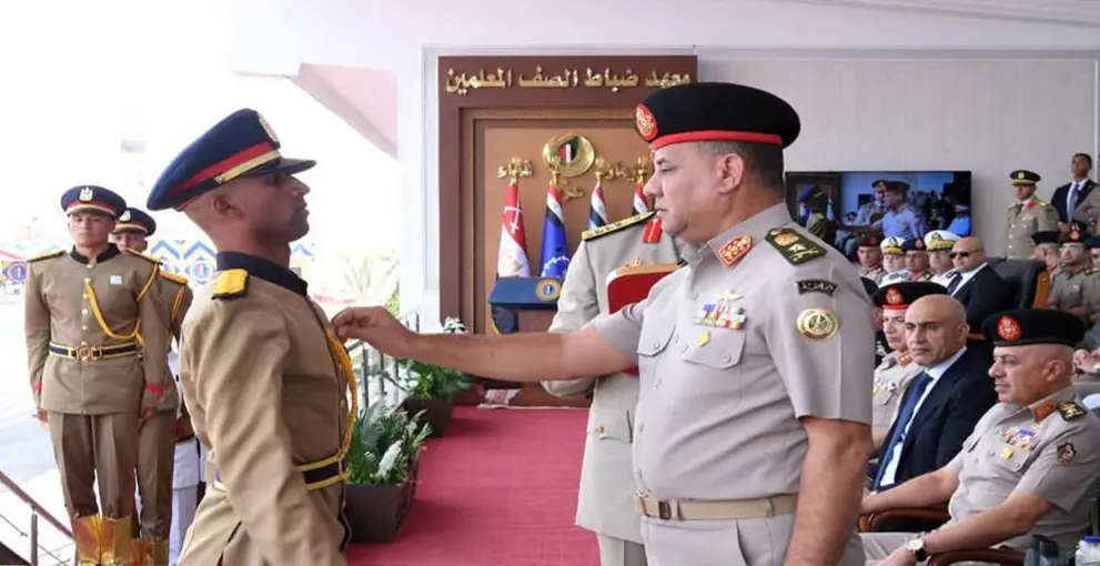 وزير الدفاع يشهد تخرج الدفعة 163 ضباط صف معلمين