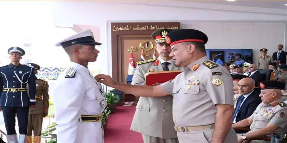 وزير الدفاع يشهد تخرج الدفعة 163 ضباط صف معلمين