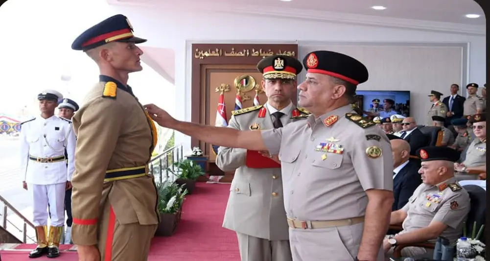 وزير الدفاع يشهد تخرج الدفعة 163 ضباط صف معلمين