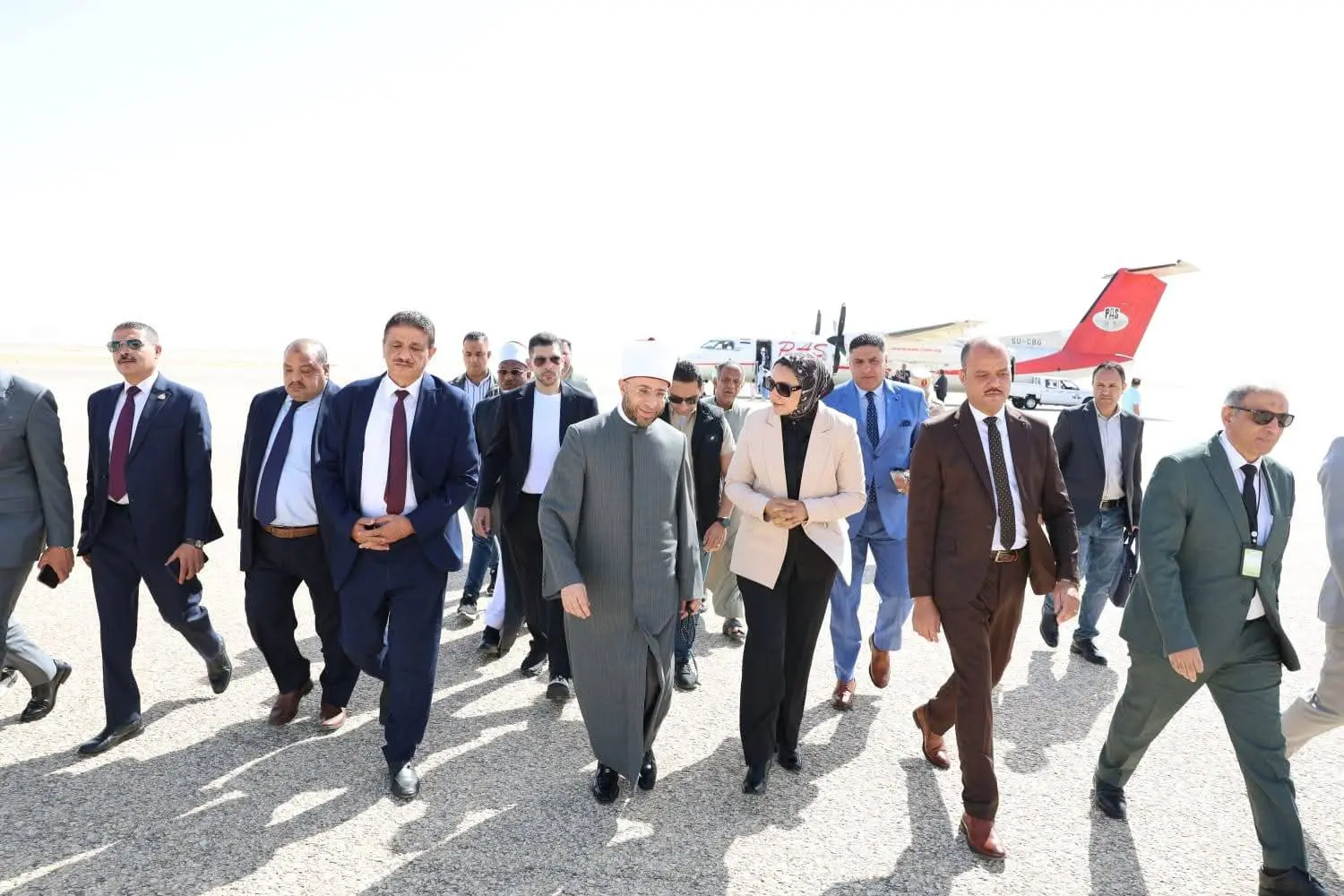 وزير الأوقاف ومحافظ الوادي الجديد يفتتحان 6 مساجد جديدة - 1000905931