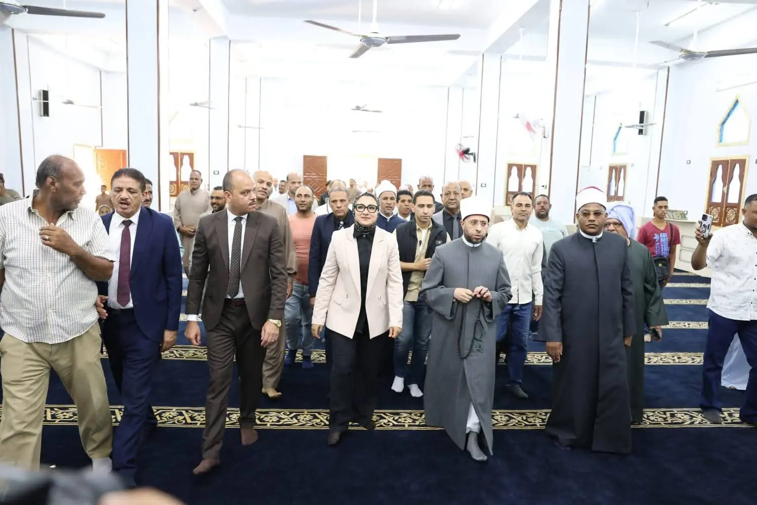 وزير الأوقاف ومحافظ الوادي الجديد يفتتحان 6 مساجد جديدة - 1000905937
