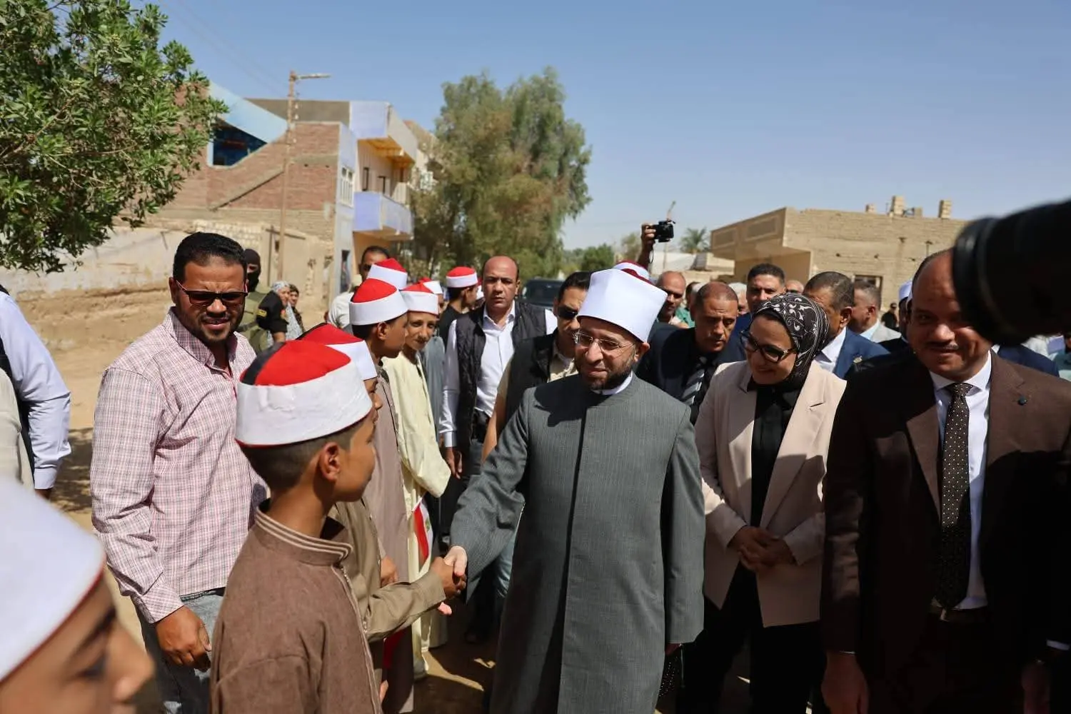 وزير الأوقاف ومحافظ الوادي الجديد يفتتحان 6 مساجد جديدة - 1000905941
