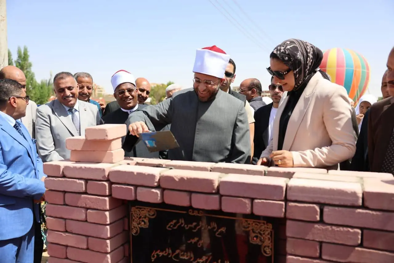 وزير الأوقاف ومحافظ الوادي الجديد يفتتحان 6 مساجد جديدة - 1000905954