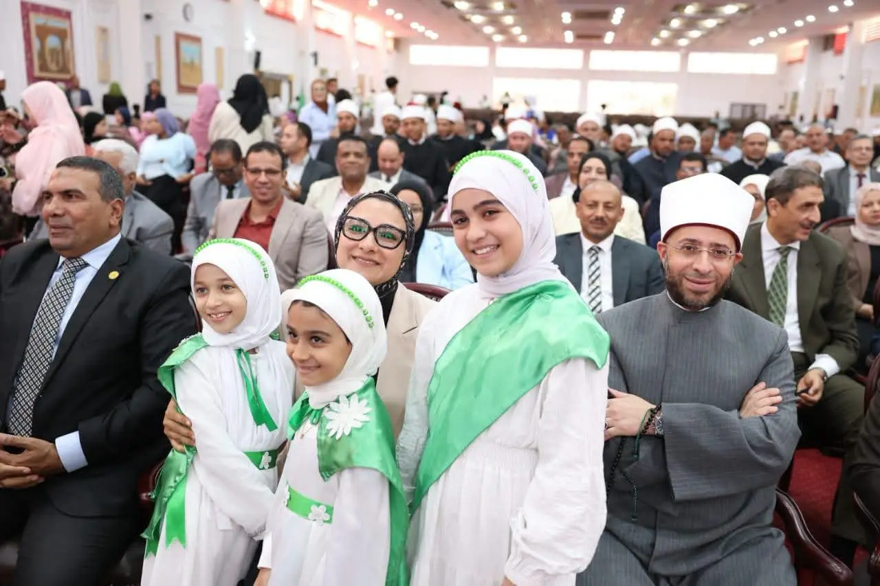 وزير الأوقاف ومحافظ الوادي الجديد يفتتحان 6 مساجد جديدة - 1000905975