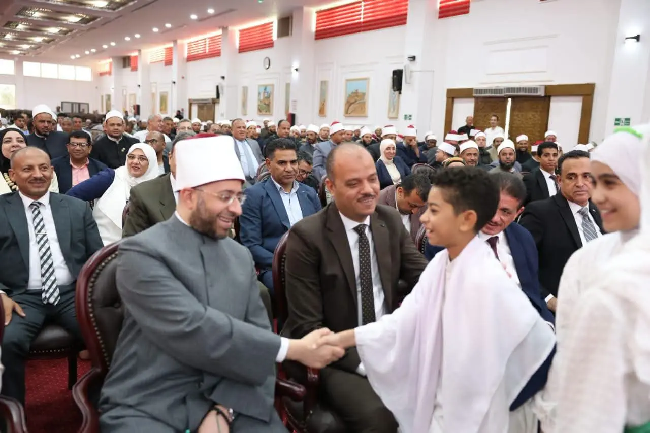 وزير الأوقاف ومحافظ الوادي الجديد يفتتحان 6 مساجد جديدة - 1000905976
