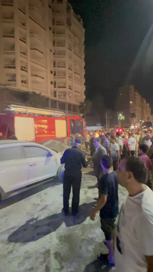 موقف إنساني.. عضو مجلس نواب بالتعاون مع الأهالي ينقذ أسرة من الموت حرقًا داخل سيارة اشتعلت بها النيران في دمنهور  | صور  - 1000909628