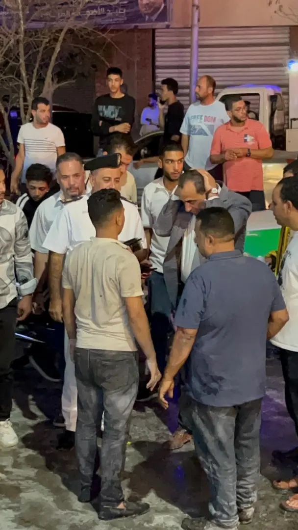 موقف إنساني.. عضو مجلس نواب بالتعاون مع الأهالي ينقذ أسرة من الموت حرقًا داخل سيارة اشتعلت بها النيران في دمنهور  | صور  - 1000909634