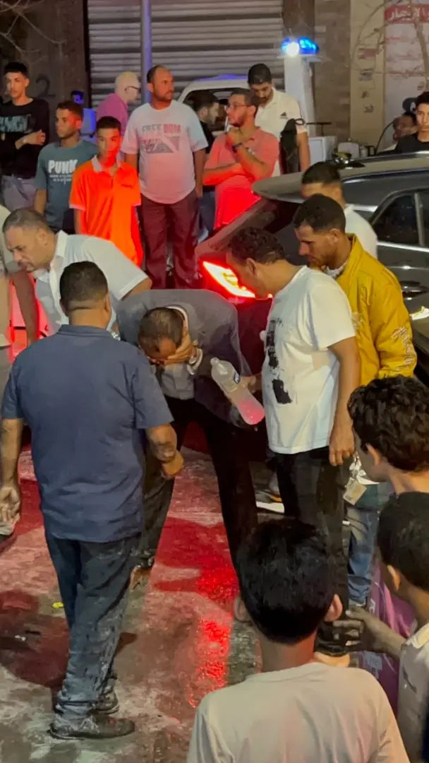 موقف إنساني.. عضو مجلس نواب بالتعاون مع الأهالي ينقذ أسرة من الموت حرقًا داخل سيارة اشتعلت بها النيران في دمنهور  | صور وفيديو