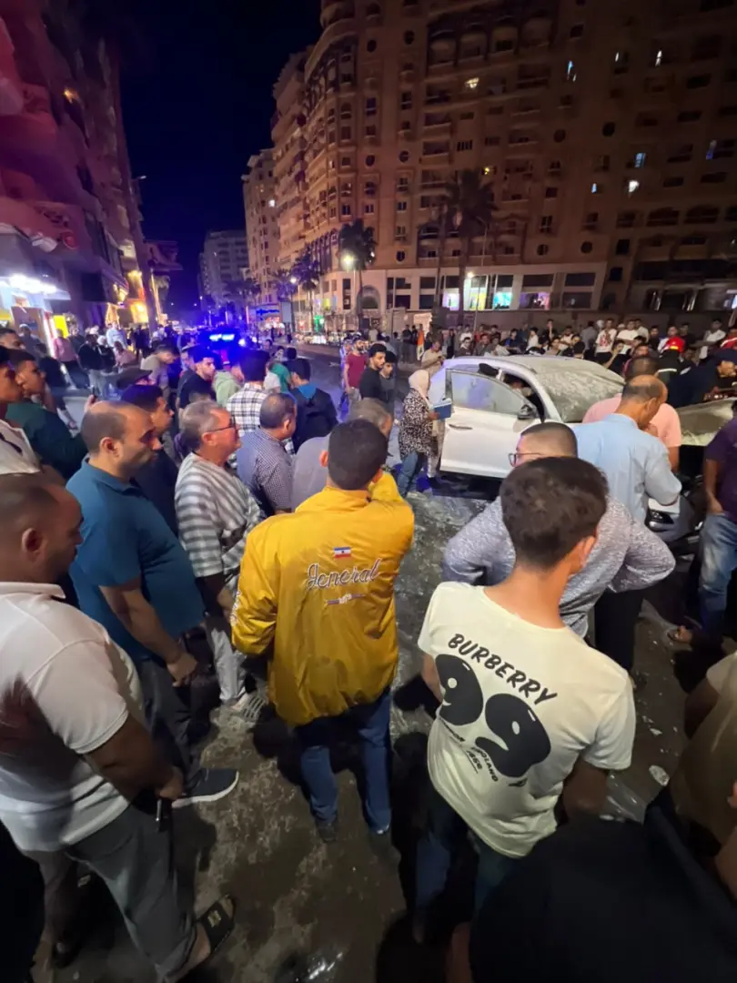 موقف إنساني.. عضو مجلس نواب بالتعاون مع الأهالي ينقذ أسرة من الموت حرقًا داخل سيارة اشتعلت بها النيران في دمنهور  | صور وفيديو