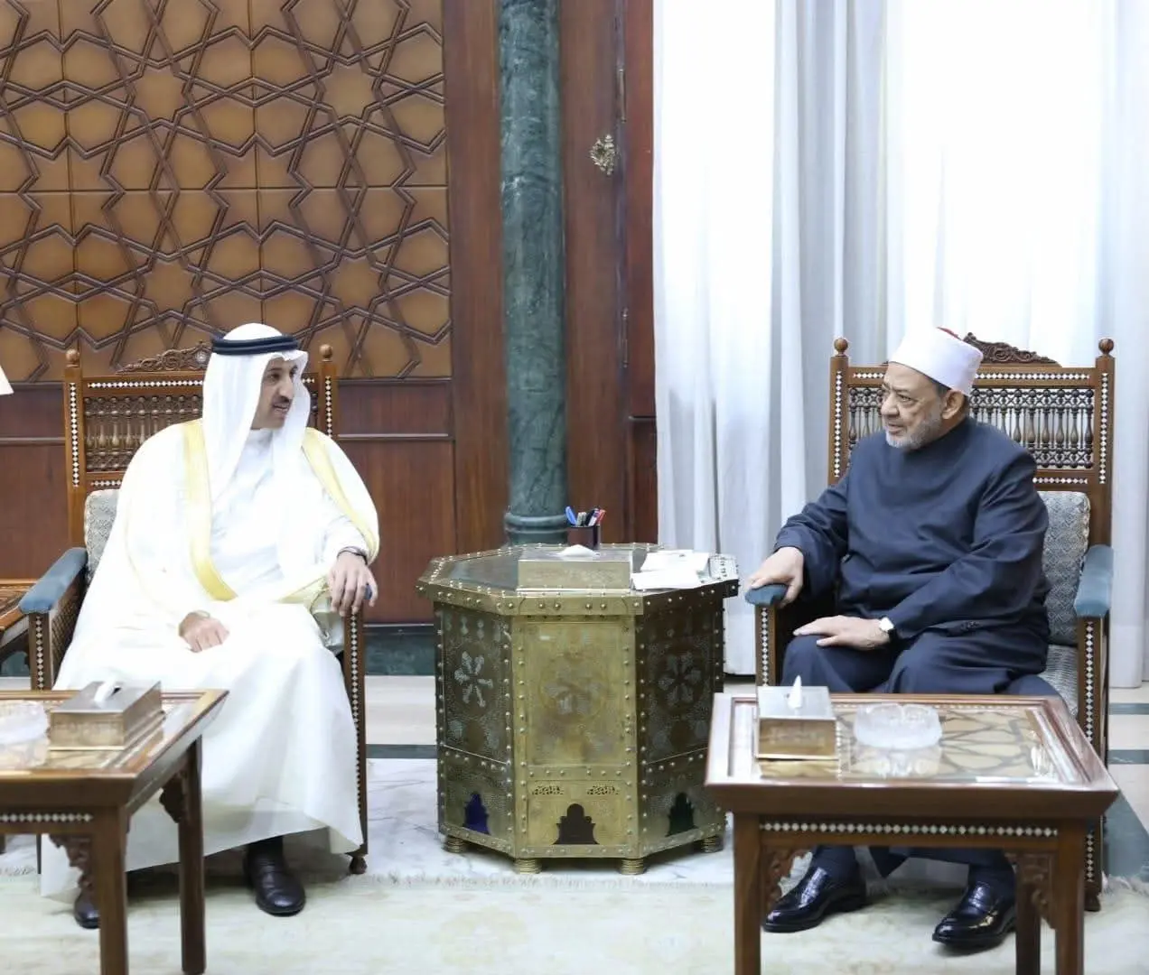 شيخ الأزهر يبحث مع رئيس مركز الملك حمد العالمي تعزيز التعاون المشترك