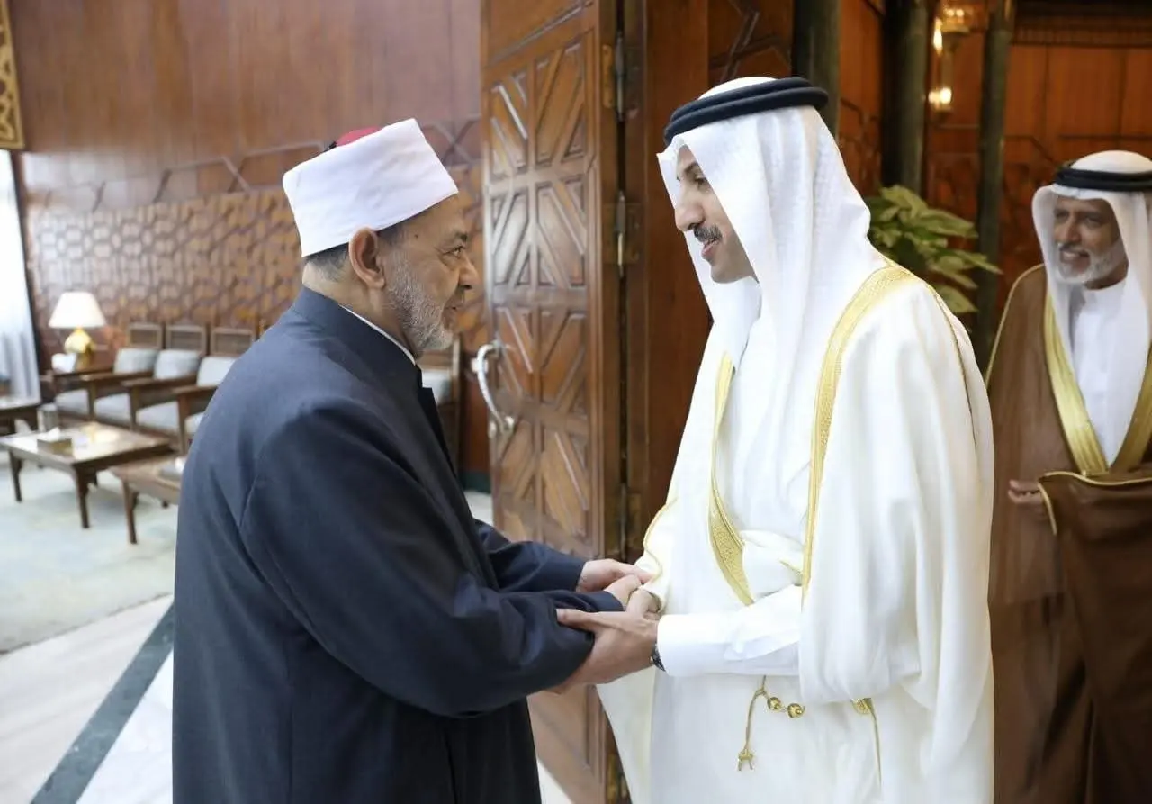 شيخ الأزهر يبحث مع رئيس مركز الملك حمد العالمي تعزيز التعاون المشترك