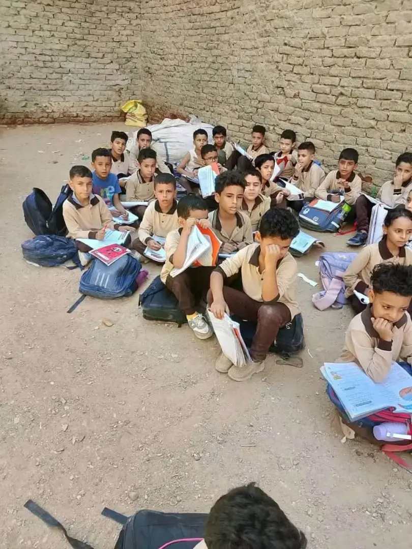 "التلاميذ على الأرض".. تعليم الشرقية تكشف حقيقة وجود أزمة في الفصول بمدرسة العدلية