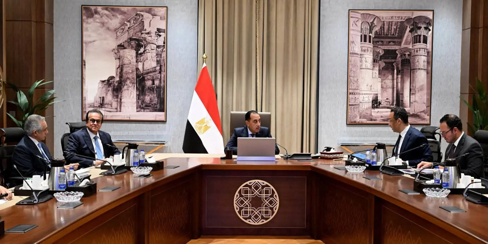 مدبولي يتابع تحضيرات مؤتمر أكتوبر مع وزراء الصحة والاتصالات والعدل