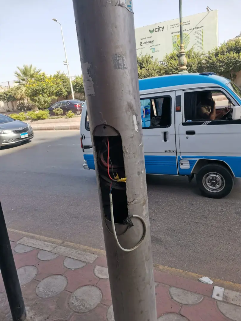 هل ننتظر وقوع الكارثة؟.. أسلاك كهربائية مكشوفة تهدد سلامة المواطنين بشارع عبد السلام الشاذلي في دمنهور