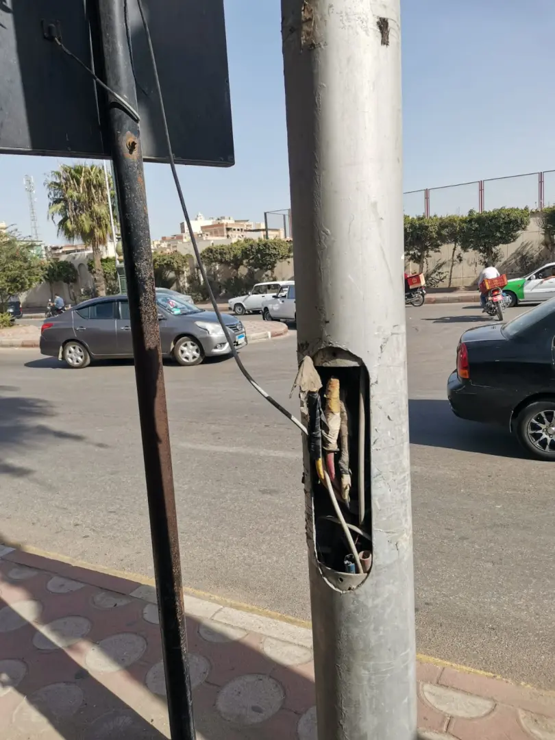 هل ننتظر وقوع الكارثة؟.. أسلاك كهربائية مكشوفة تهدد سلامة المواطنين بشارع عبد السلام الشاذلي في دمنهور