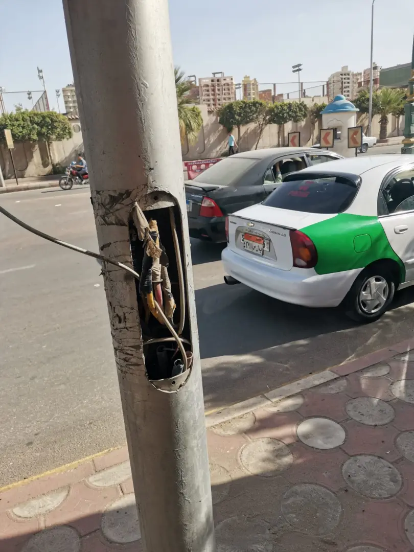 هل ننتظر وقوع الكارثة؟.. أسلاك كهربائية مكشوفة تهدد سلامة المواطنين بشارع عبد السلام الشاذلي في دمنهور