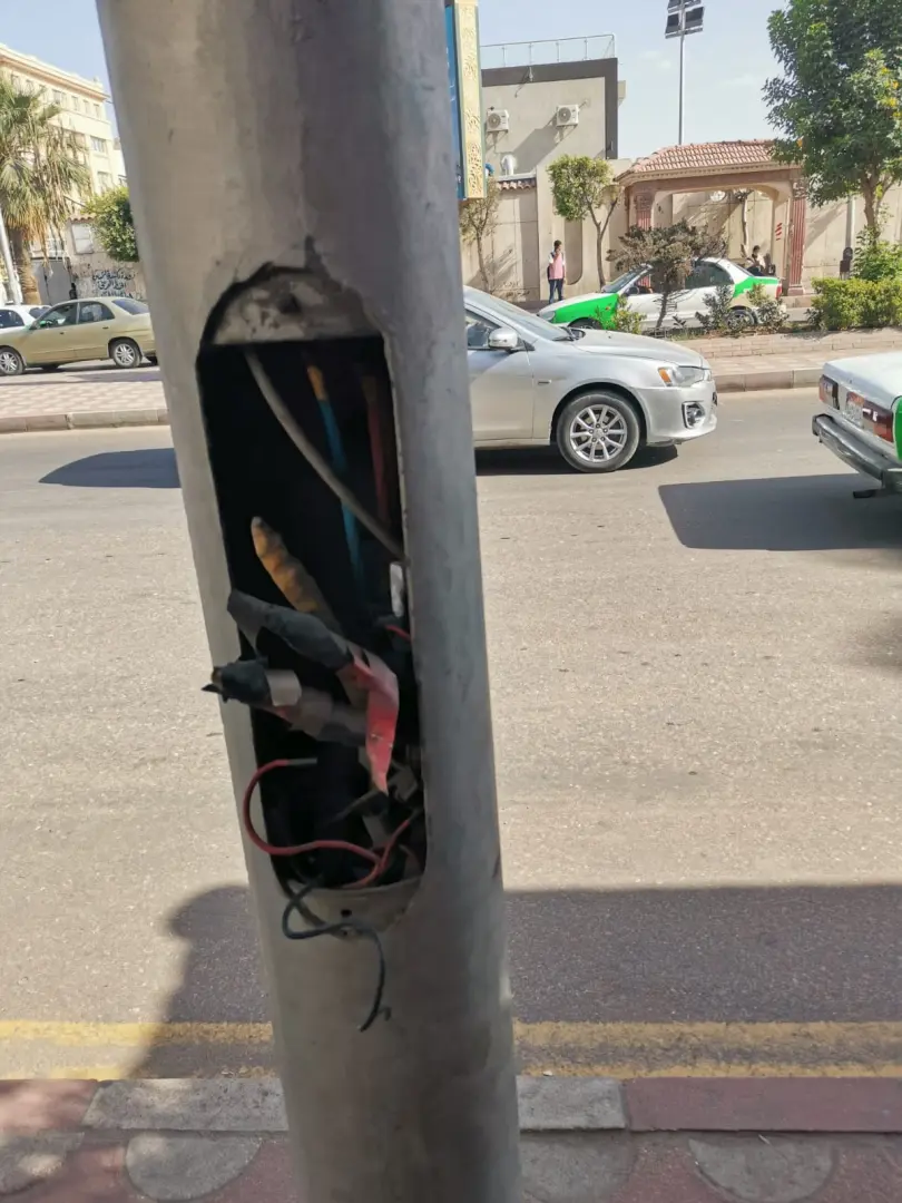 هل ننتظر وقوع الكارثة؟.. أسلاك كهربائية مكشوفة تهدد سلامة المواطنين بشارع عبد السلام الشاذلي في دمنهور