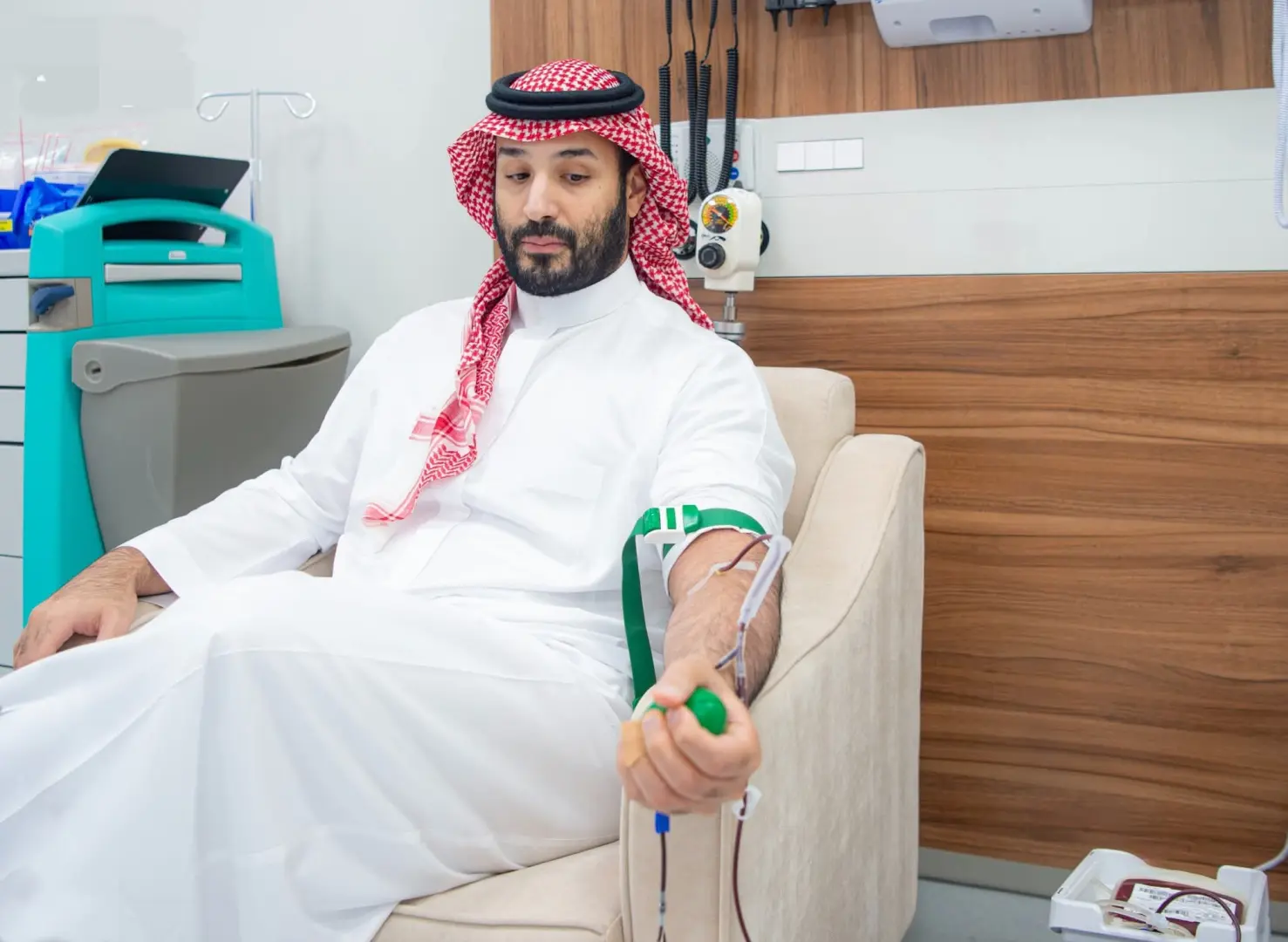 ولي العهد السعودي يتبرع بالدم ويطلق الحملة الوطنية لعام 2026