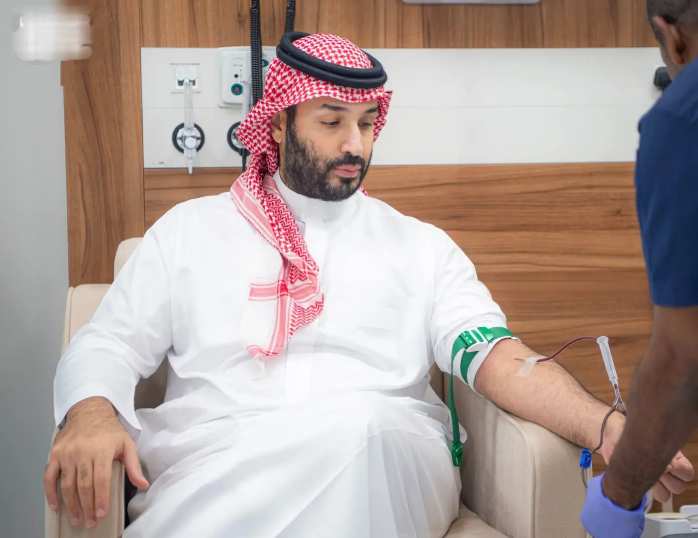 ولي العهد السعودي يتبرع بالدم ويطلق الحملة الوطنية لعام 2026