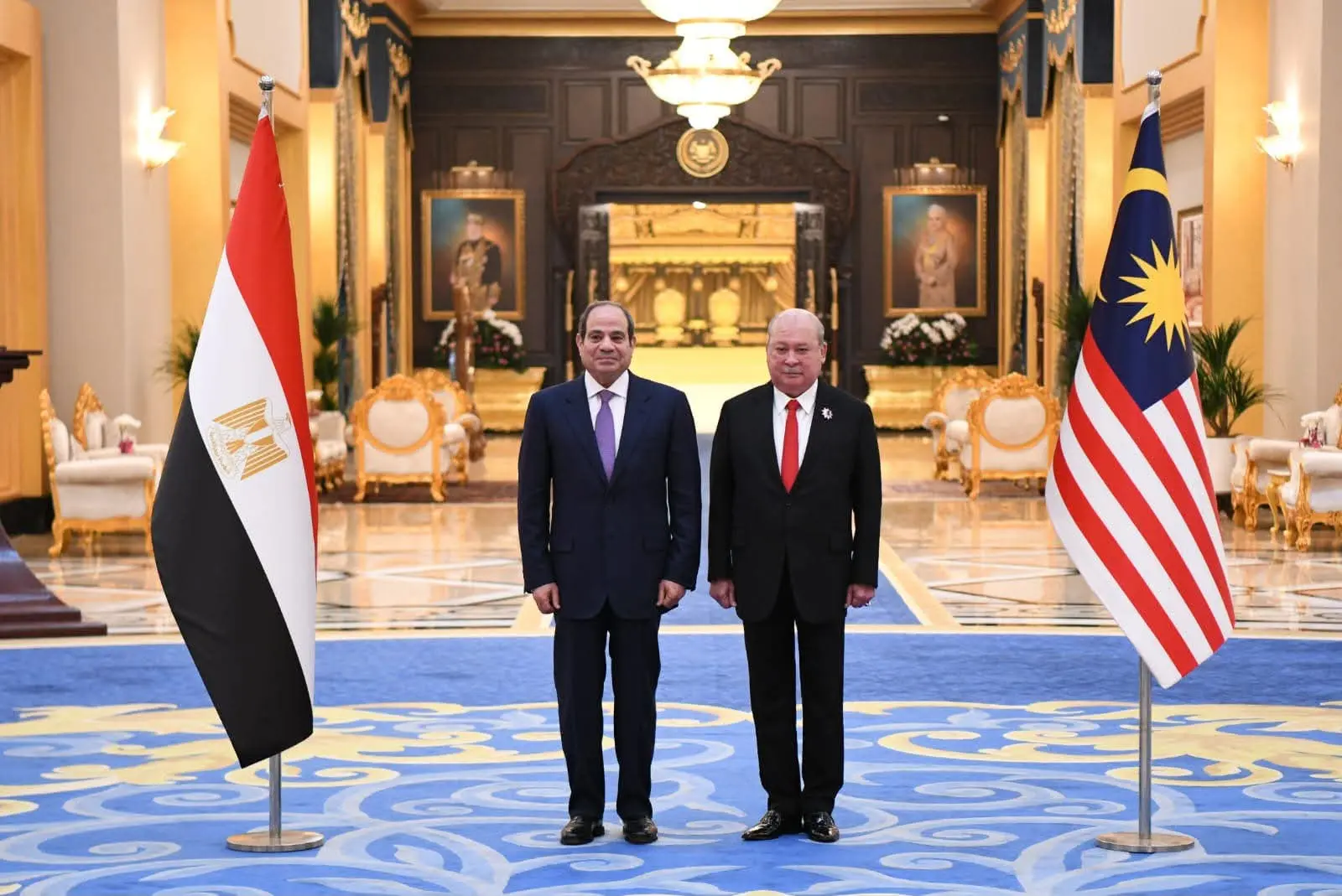 الرئيس السيسي وملك ماليزيا يبحثان تعزيز الشراكة.. والرئيس يتلقى أرفع وسام اتحادي