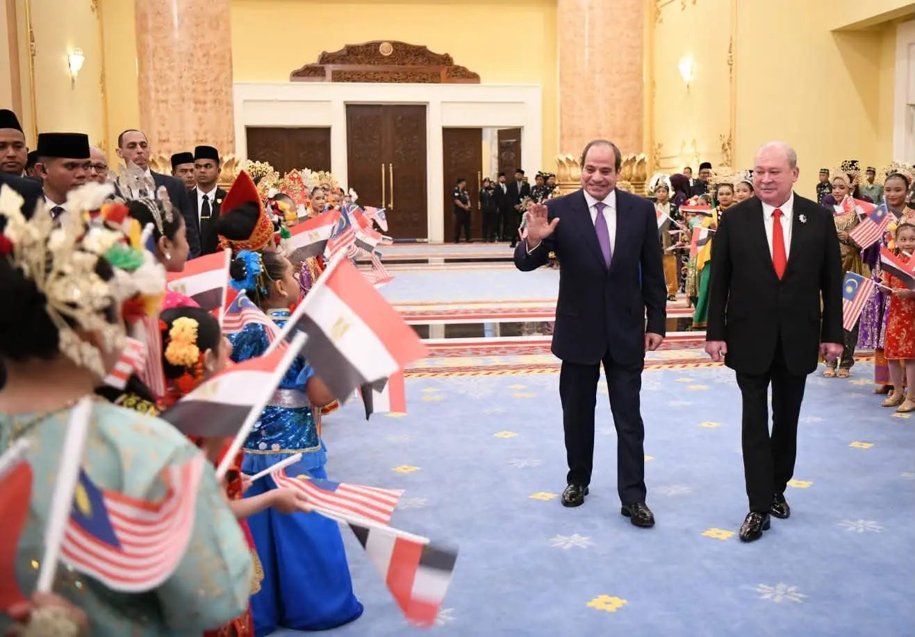 الرئيس السيسي وملك ماليزيا يبحثان تعزيز الشراكة.. والرئيس يتلقى أرفع وسام اتحادي