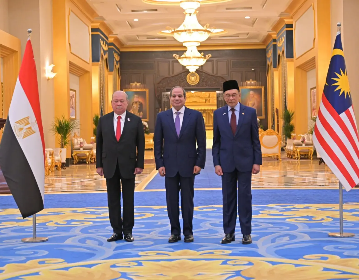 الرئيس السيسي وملك ماليزيا يبحثان تعزيز الشراكة.. والرئيس يتلقى أرفع وسام اتحادي