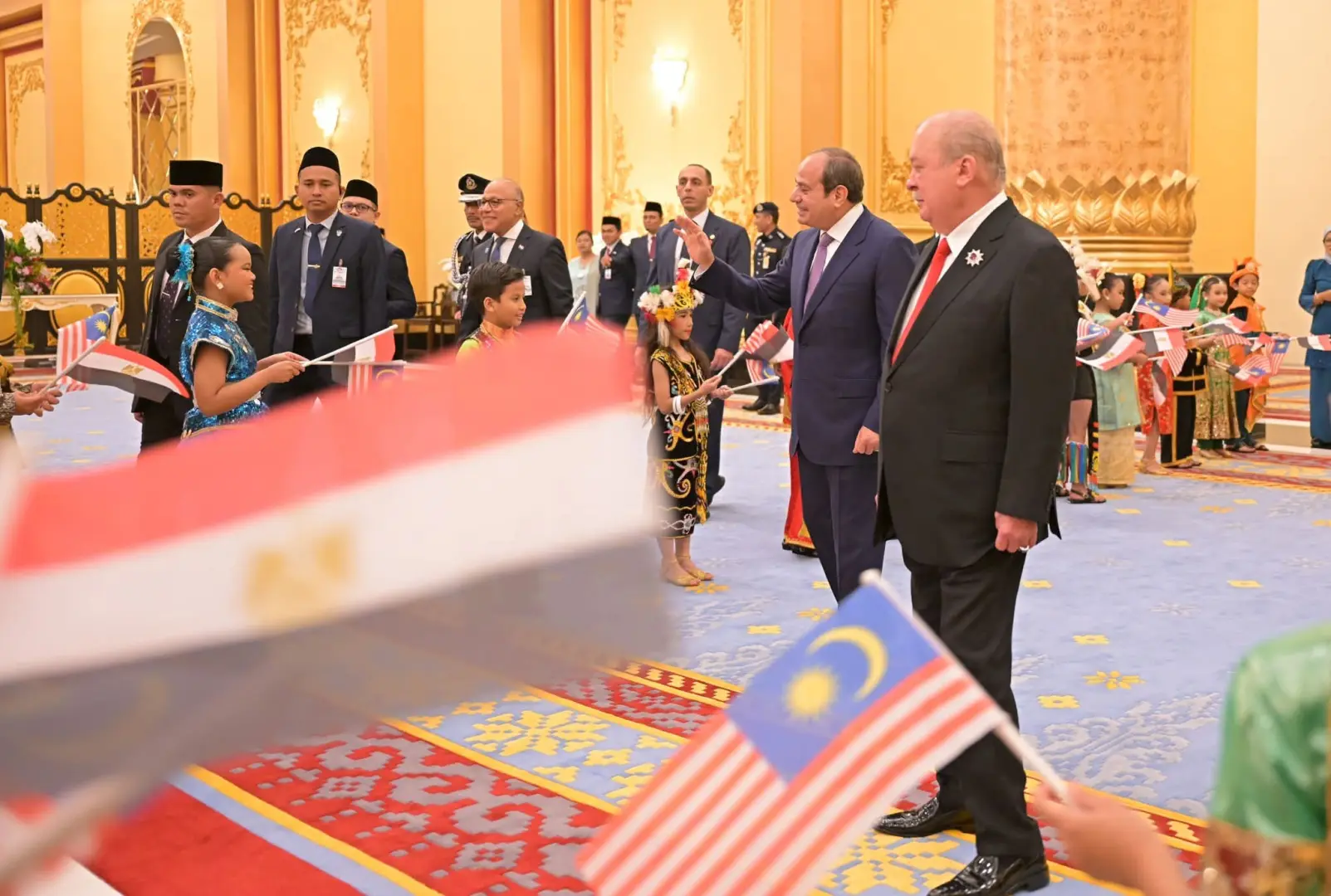 الرئيس السيسي وملك ماليزيا يبحثان تعزيز الشراكة.. والرئيس يتلقى أرفع وسام اتحادي
