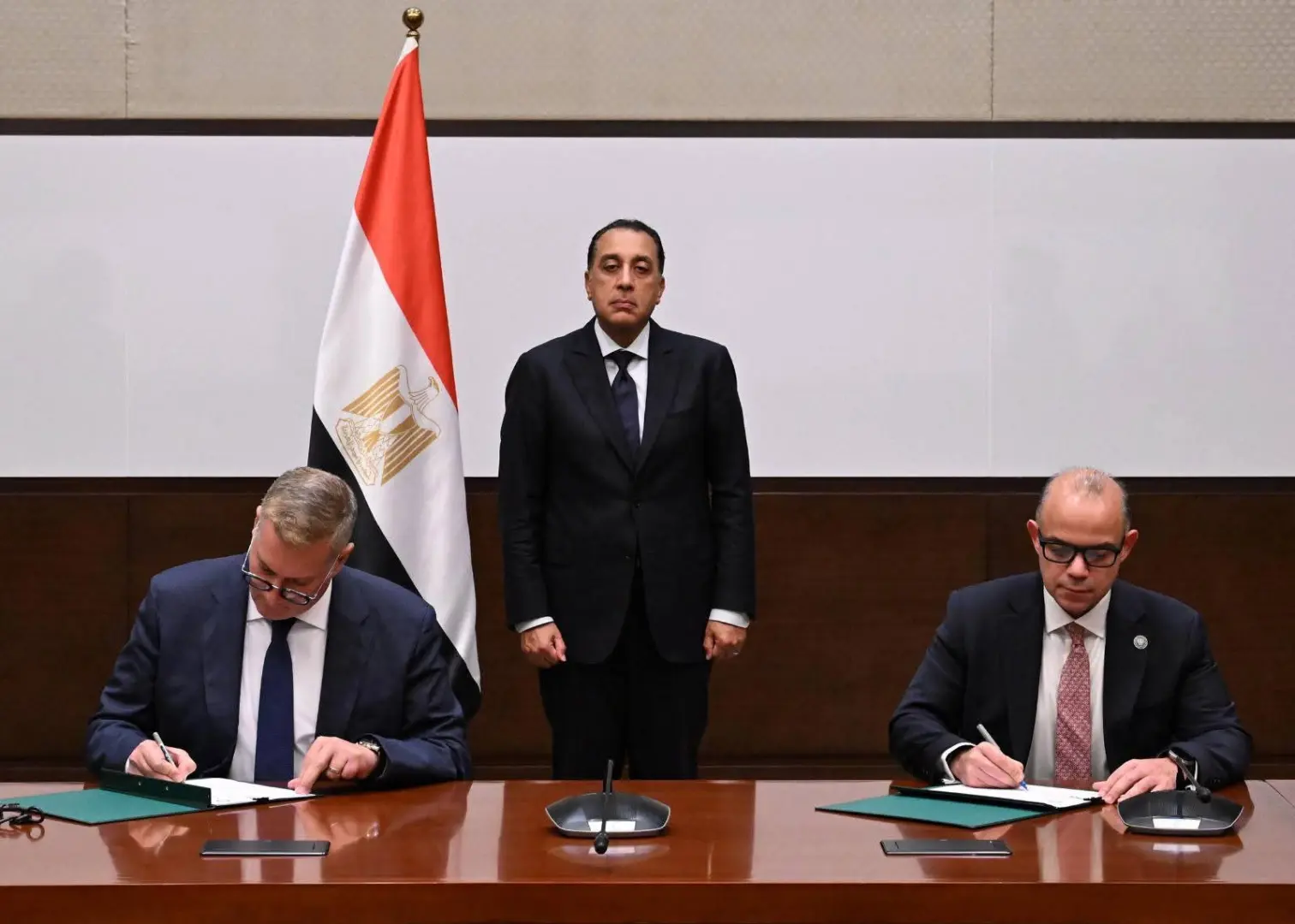 مدبولي يشهد توقيع بروتوكول تعاون بين البترول والاستثمار لجذب استثمارات جديدة