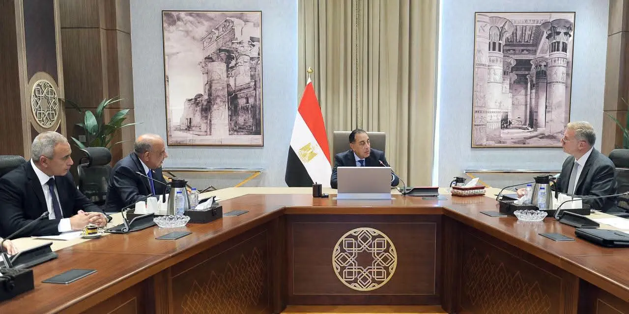 مدبولي يتابع استعدادات جلسة الطاقة بمنتدى مصر 2026 