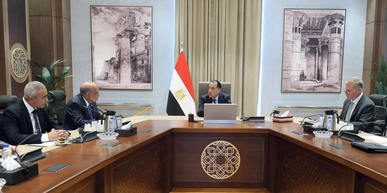 مدبولي يتابع استعدادات جلسة الطاقة بمنتدى مصر 2026