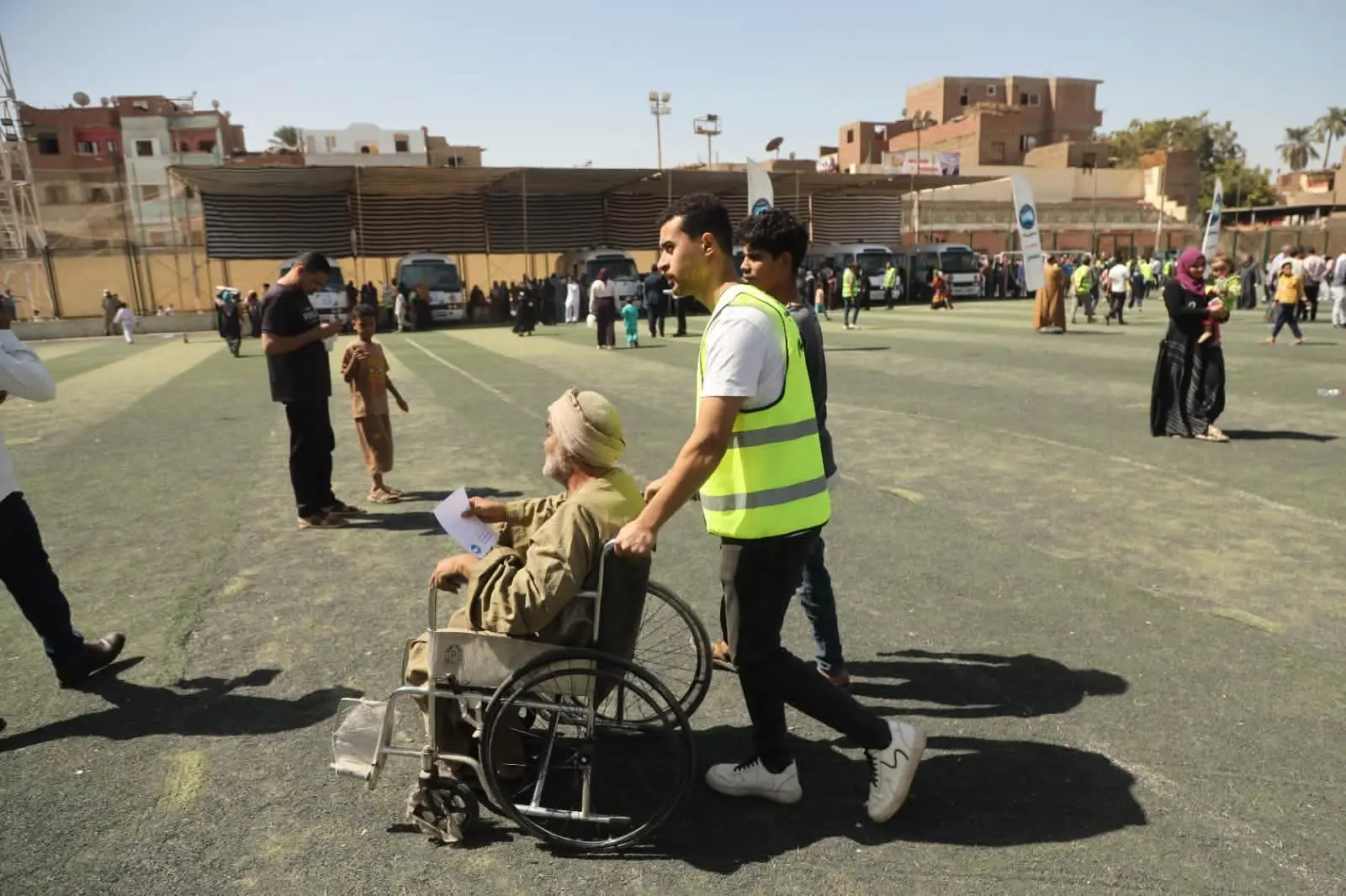 مستقبل وطن ينظم قافلة طبية مجانية ومعرض ملابس لغير القادرين في سوهاج
