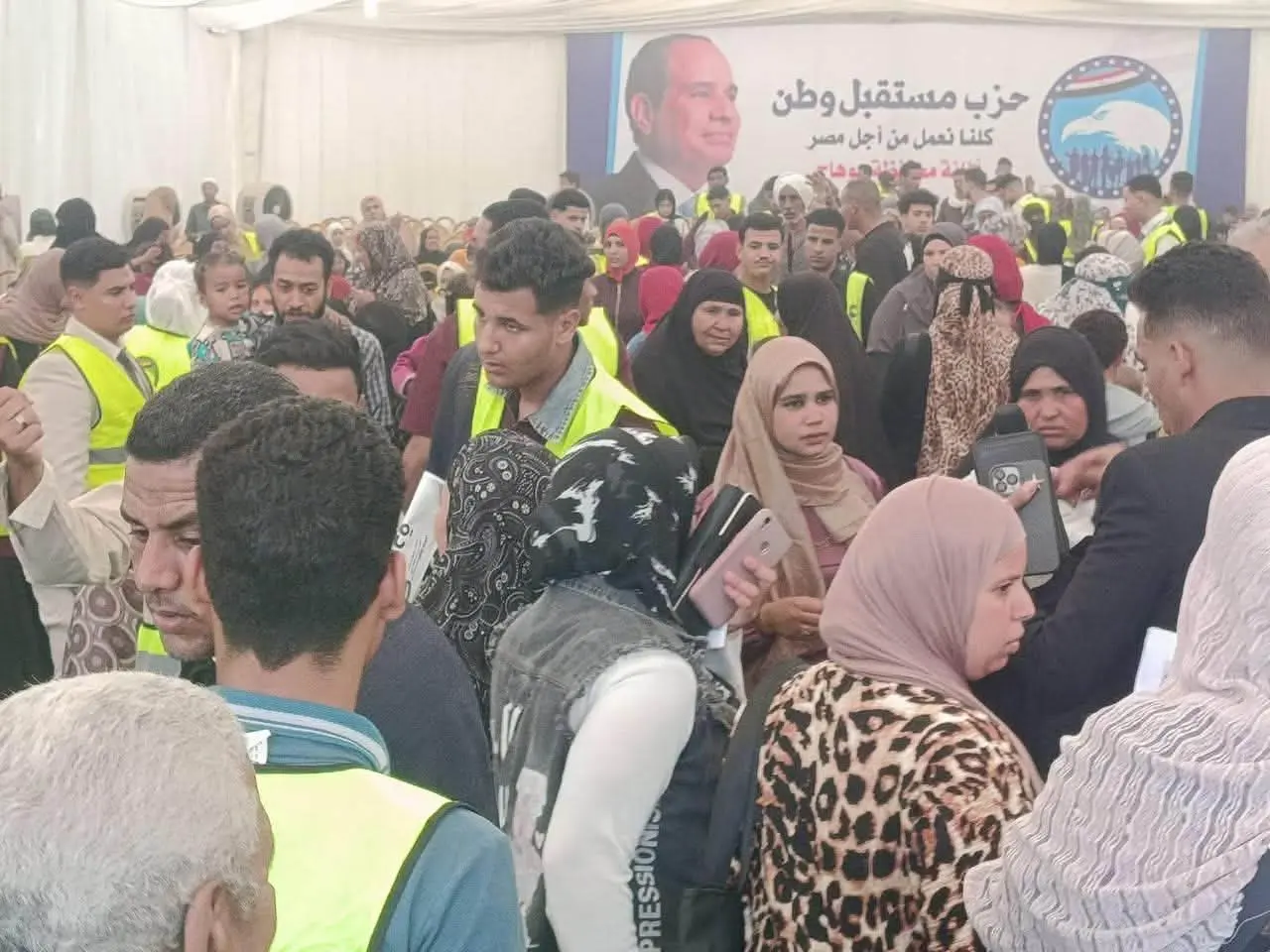 مستقبل وطن ينظم قافلة طبية مجانية ومعرض ملابس لغير القادرين في سوهاج