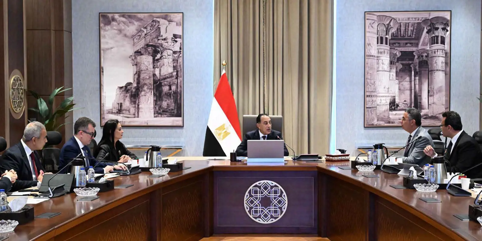 رئيس الوزراء يتابع استعدادات جلسة ضبط الأسواق وتطوير منظومة الحماية الاجتماعية بمنتدى مصر 2026