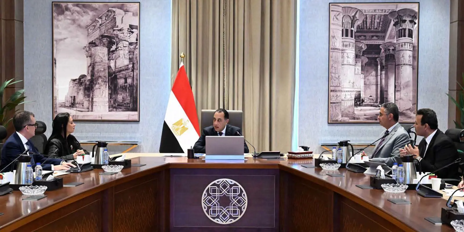 رئيس الوزراء يتابع استعدادات جلسة ضبط الأسواق وتطوير منظومة الحماية الاجتماعية بمنتدى مصر 2026