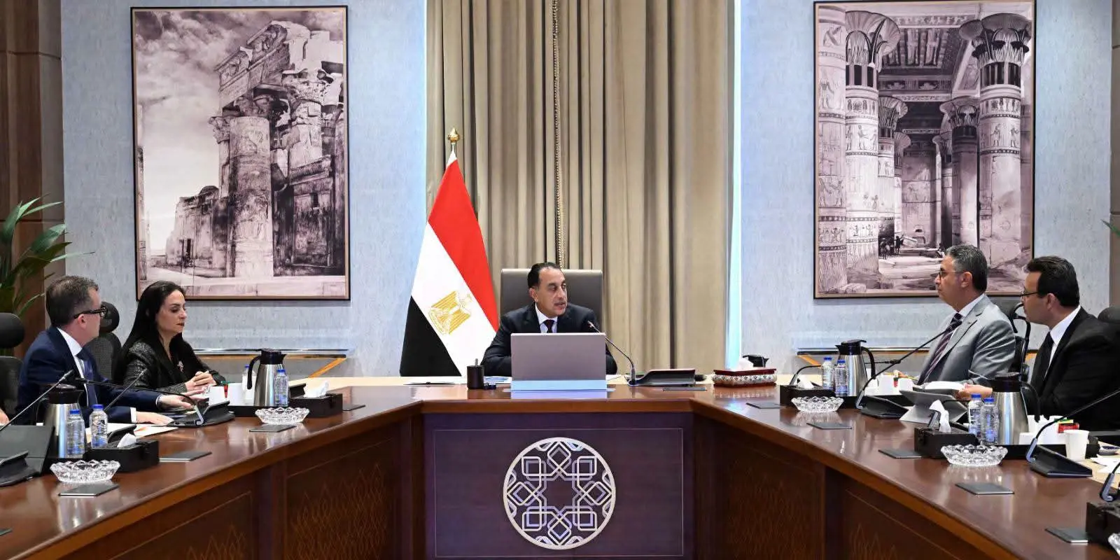 رئيس الوزراء يتابع استعدادات جلسة ضبط الأسواق وتطوير منظومة الحماية الاجتماعية بمنتدى مصر 2026