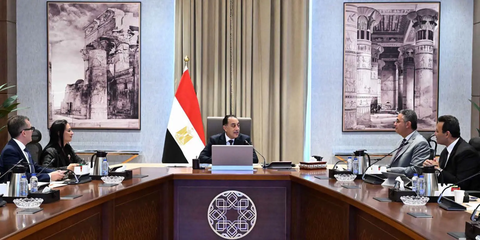 رئيس الوزراء يتابع استعدادات جلسة ضبط الأسواق وتطوير منظومة الحماية الاجتماعية بمنتدى مصر 2026