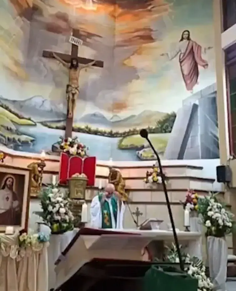حادث مأساوي داخل الكنيسة.. سقوط صليب ضخم ينهي حياة قس خلال إقامة القداس