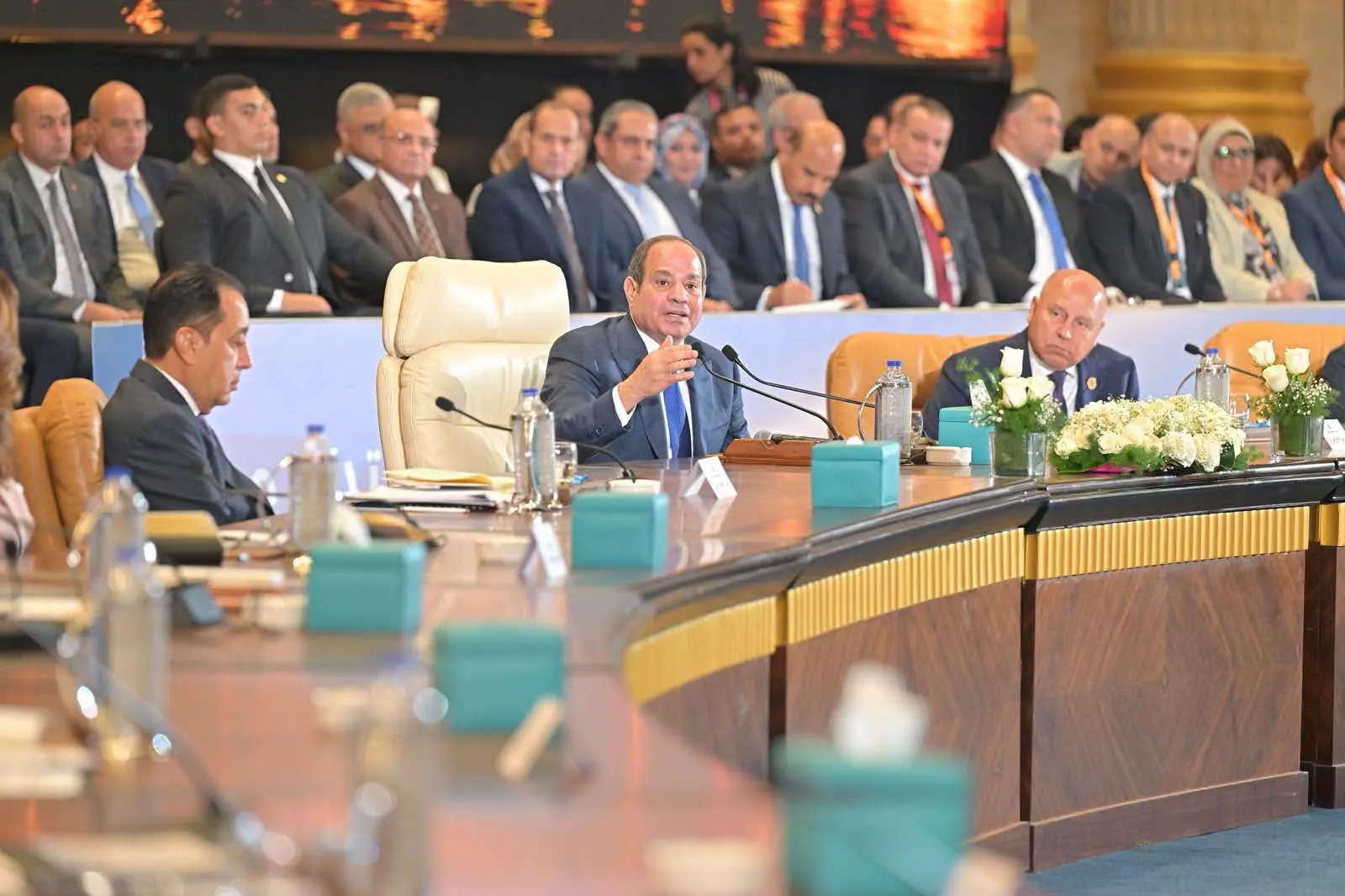 الرئيس السيسي يستعرض تحديات التنمية العمرانية ويوجه بإنشاء 200 ألف وحدة سكنية للإيجار - 1000971963 1