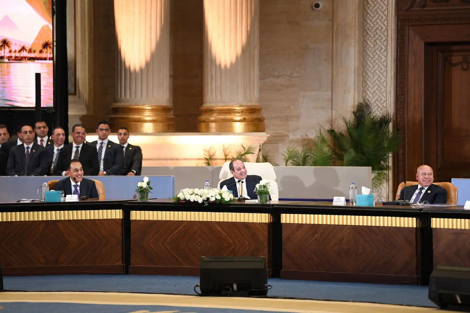 الرئيس السيسي يستعرض تحديات التنمية العمرانية ويوجه بإنشاء 200 ألف وحدة سكنية للإيجار - 1000971966 1