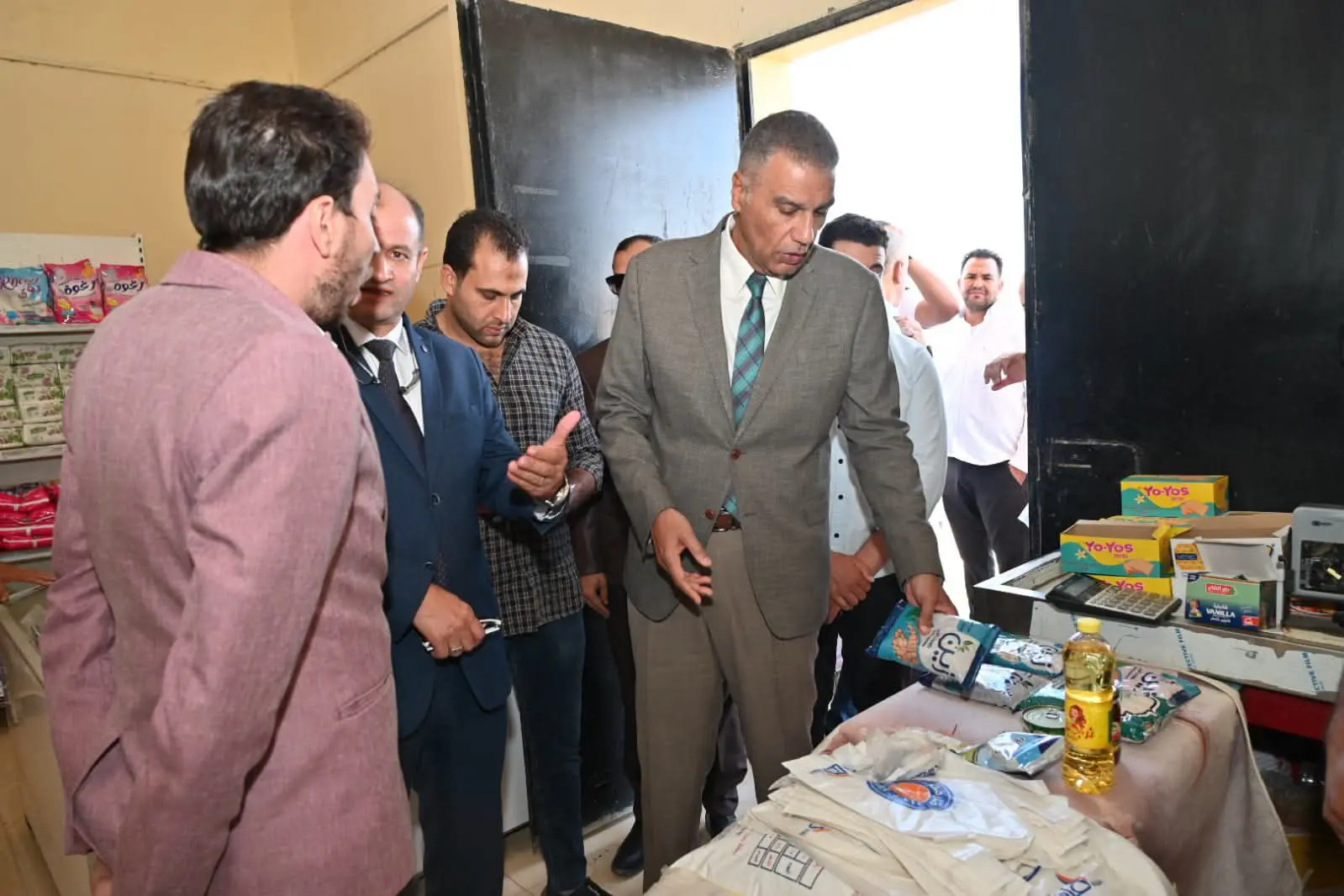 محافظ جنوب سيناء يتابع المخزون الاستراتيجي للسلع التموينية برأس سدر