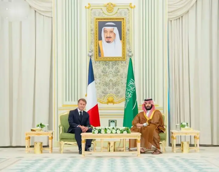 ولي العهد السعودي يستقبل ماكرون في قصر اليمامة بالرياض
