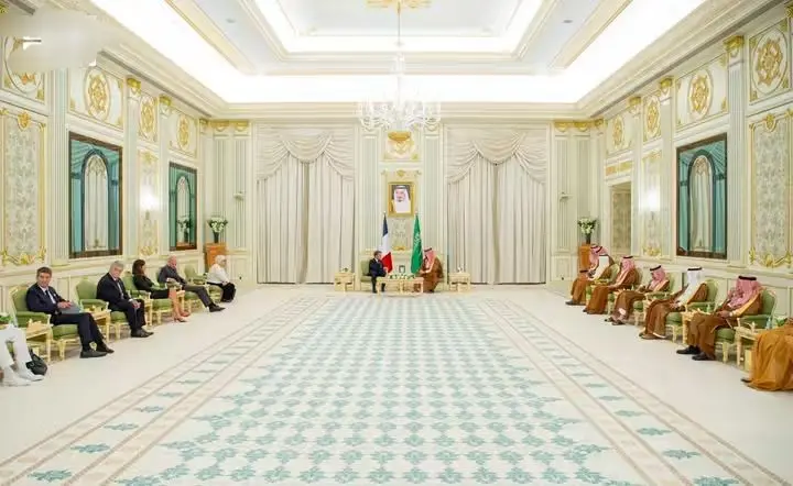 ولي العهد السعودي يستقبل ماكرون في قصر اليمامة بالرياض