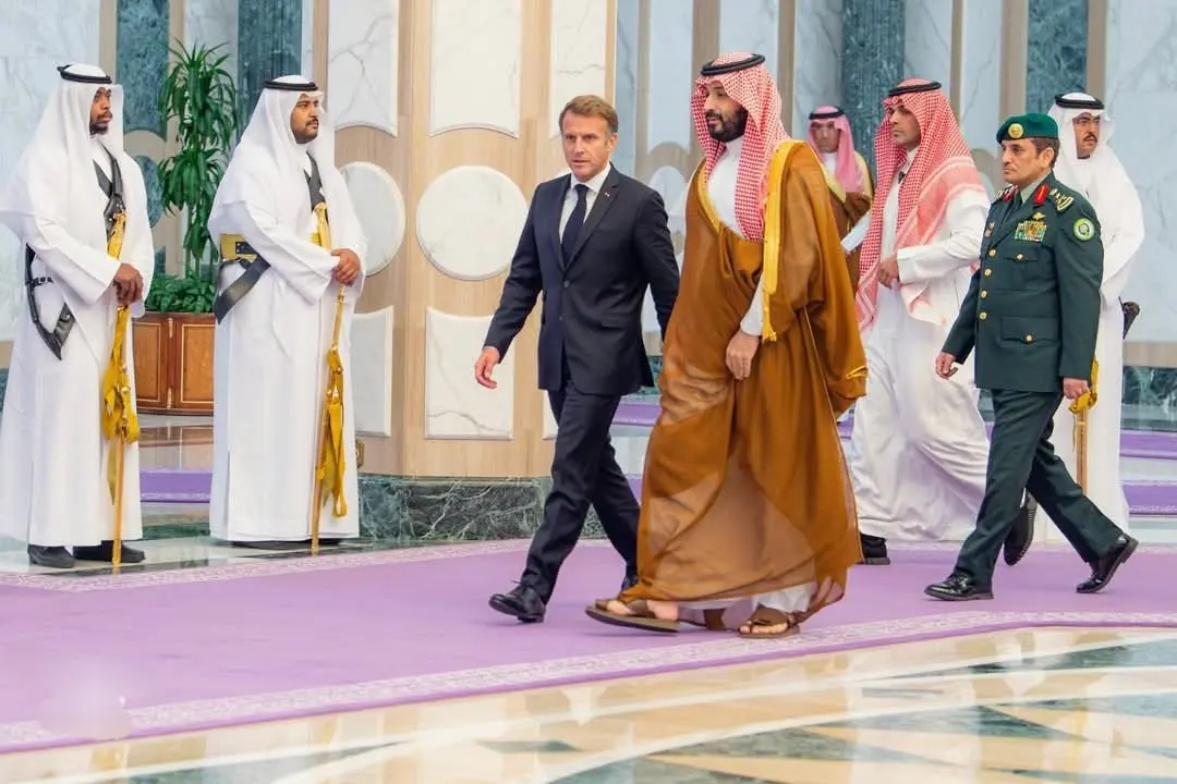ولي العهد السعودي يستقبل ماكرون في قصر اليمامة بالرياض