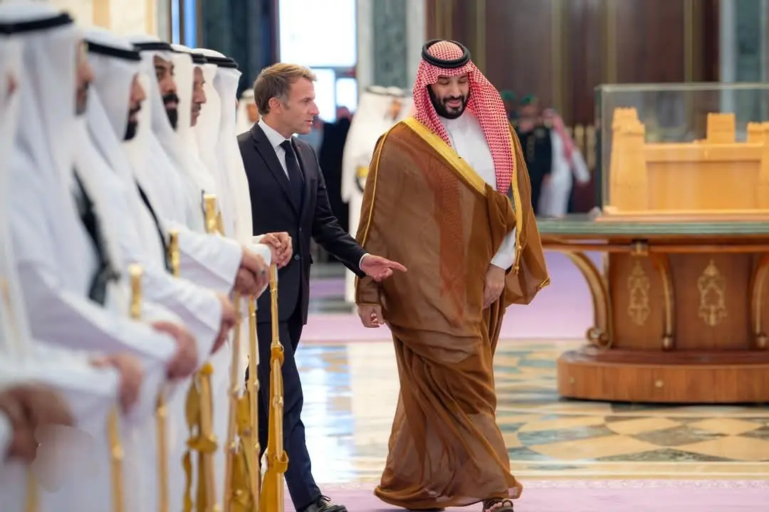 ولي العهد السعودي يستقبل ماكرون في قصر اليمامة بالرياض