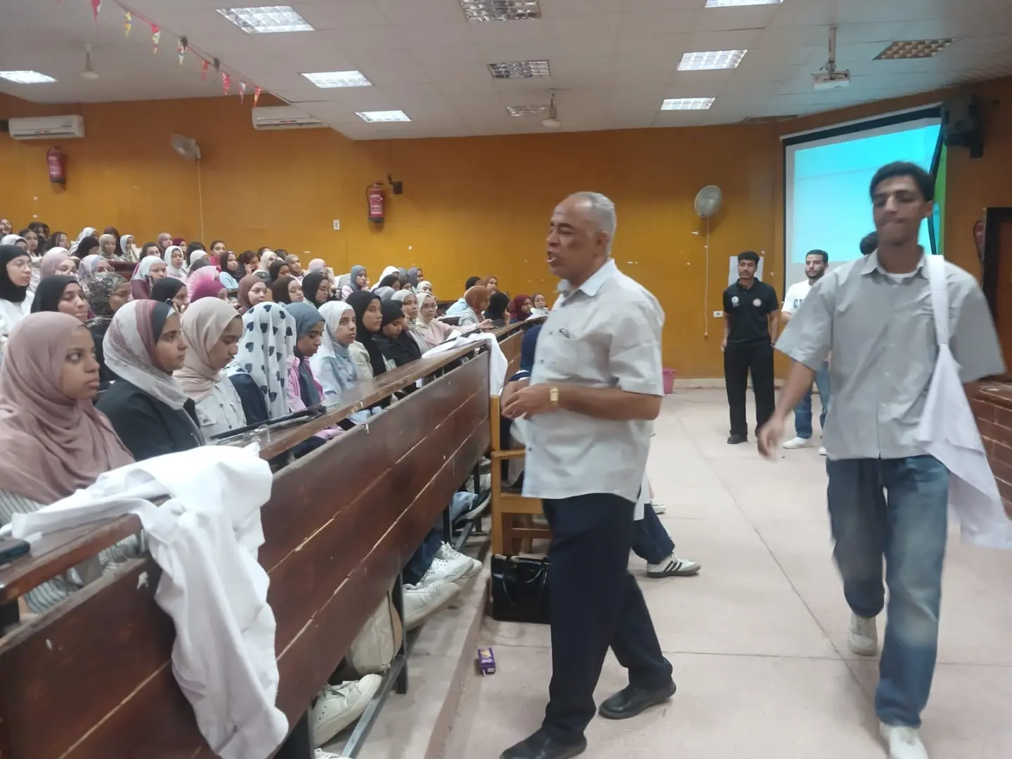 طب بيطري قنا تنظم يومًا تعريفيًا لاستقبال طلاب الفرقة الأولى